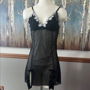 Donna Foren Elegant Black Lace Chemise